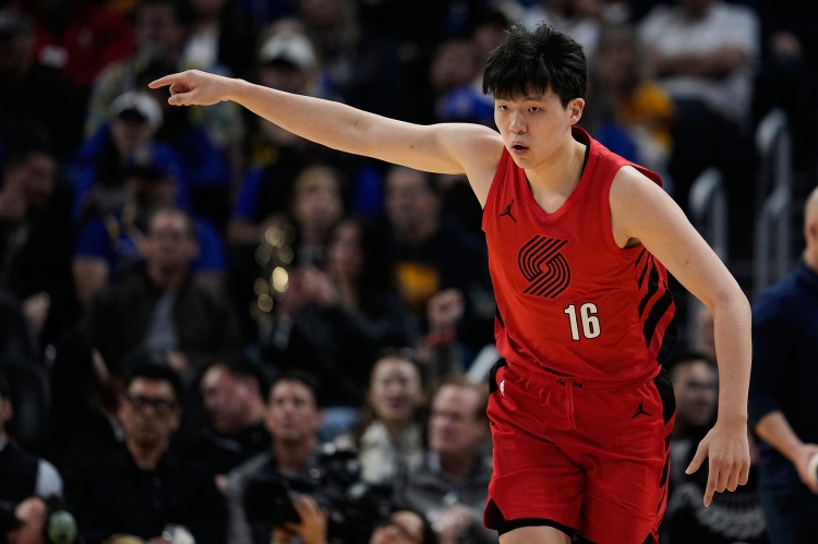 拓记：杨瀚森半场毫不费力得到两双 空位上篮&amp;放篮可以做得更好