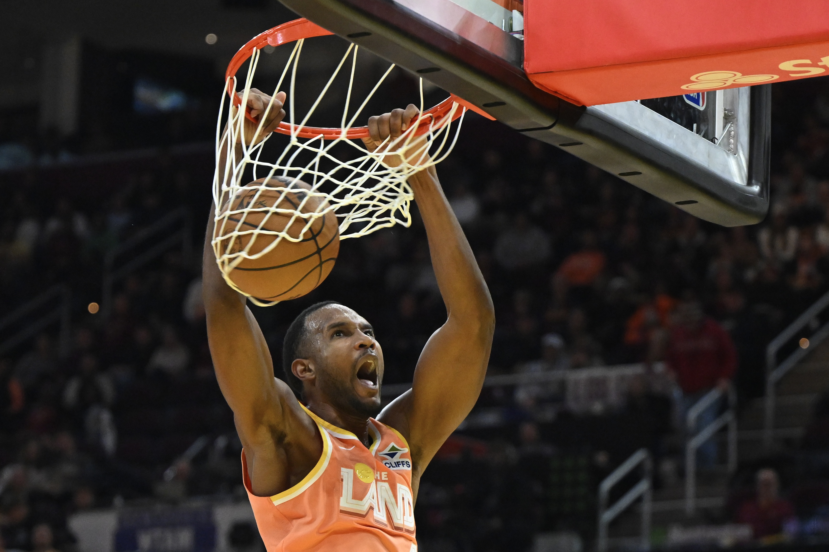 B体育下载-年仅24岁！小莫布里生涯500次盖帽 骑士队史第5人&amp;最年轻达成球员