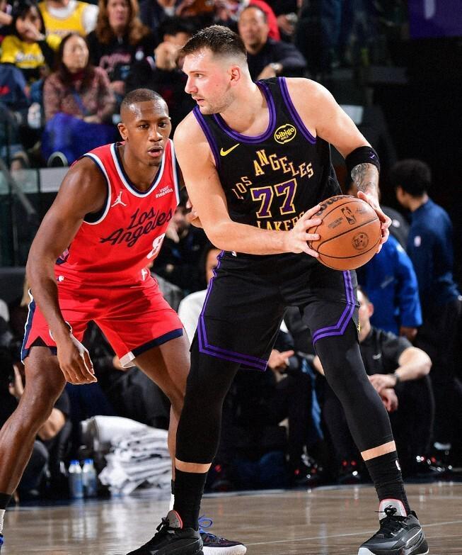 B体育官方-逆转未果！东詹合砍55分难救主，洛城德比湖人104-112不敌快船